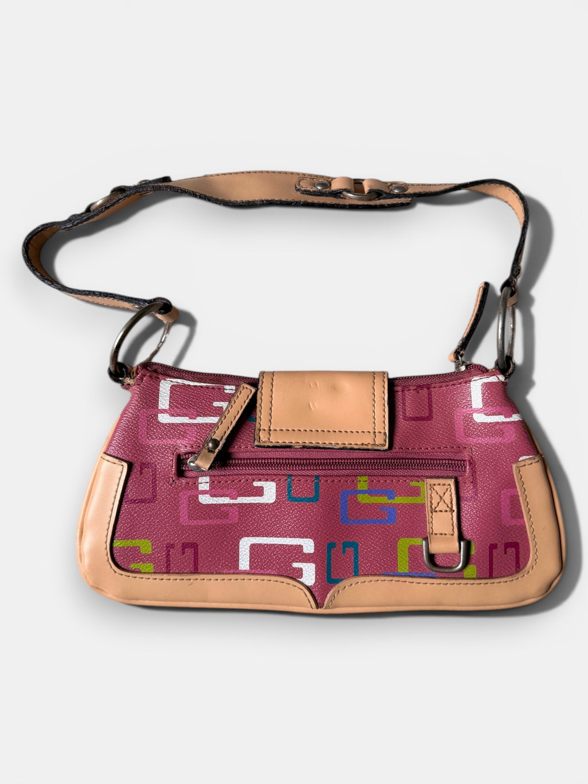Vintage Guess Schultertasche in Pink und Beige mit buntem Logo-Muster, Nieten und kurzem Schulterriemen