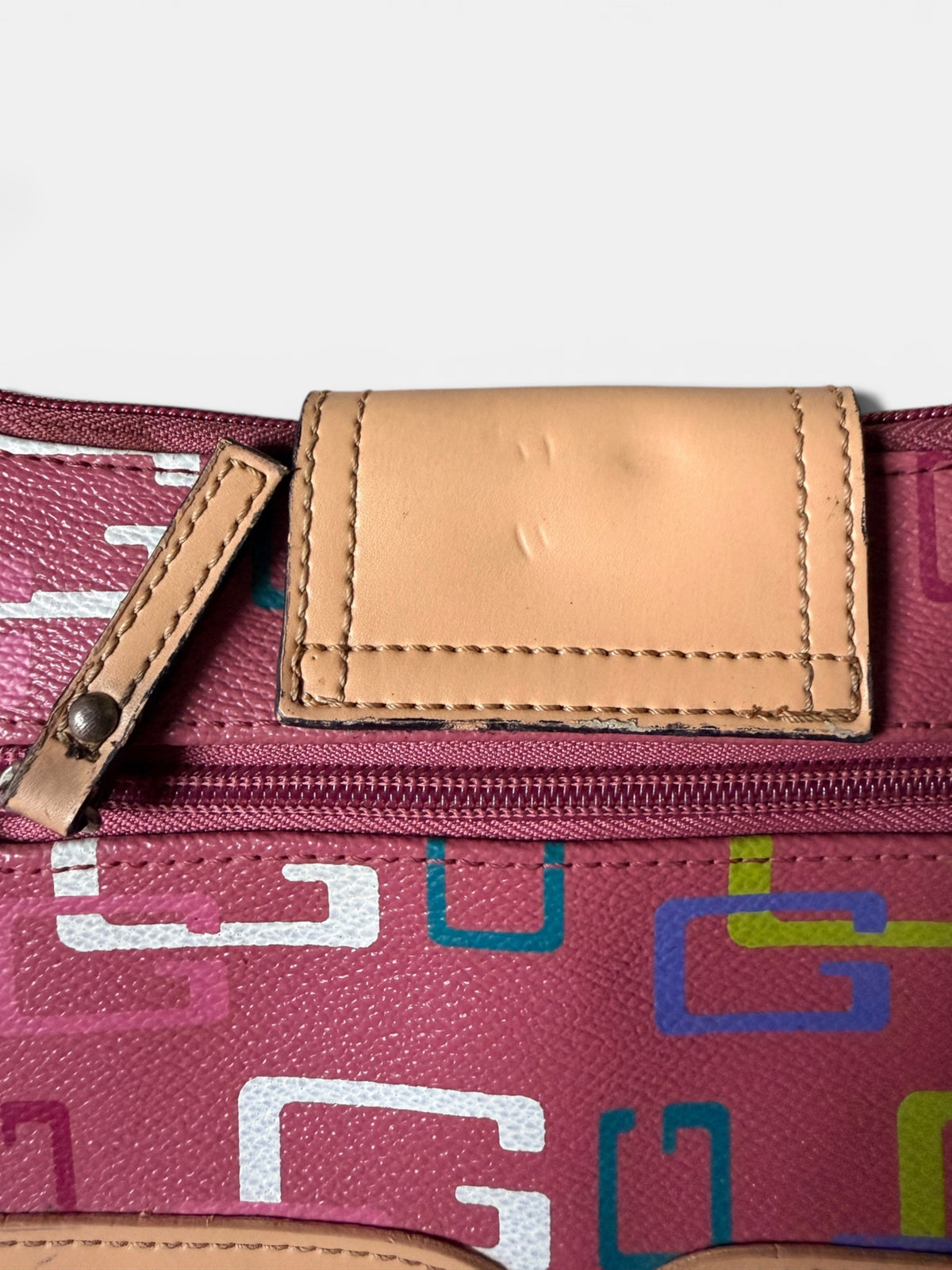 Vintage Guess Schultertasche in Pink und Beige mit buntem Logo-Muster, Nieten und kurzem Schulterriemen