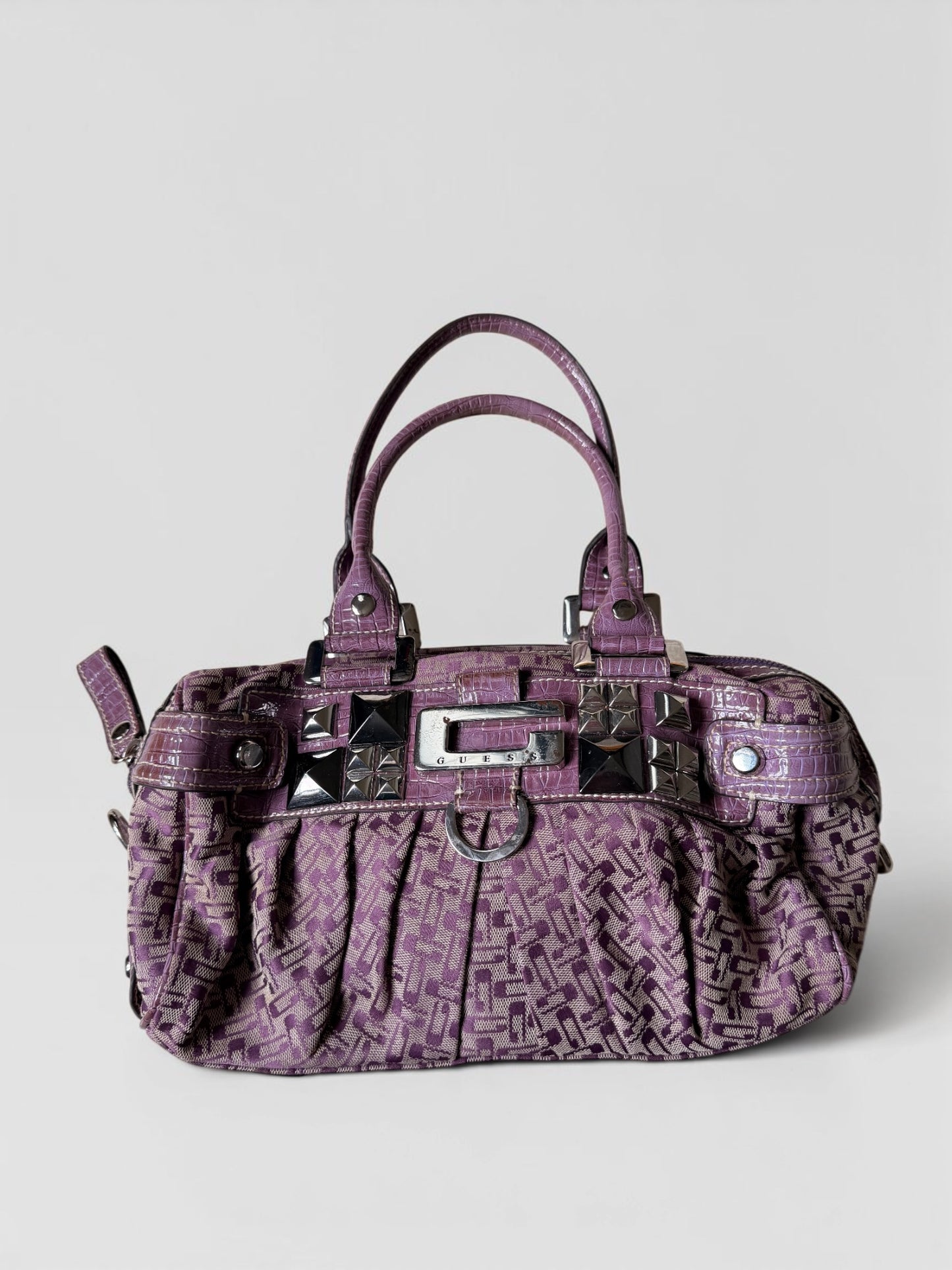 Lila Vintage Guess Handtasche mit Monogramm-Muster, Kroko-Details, silberfarbenen Nieten und Guess-Logo