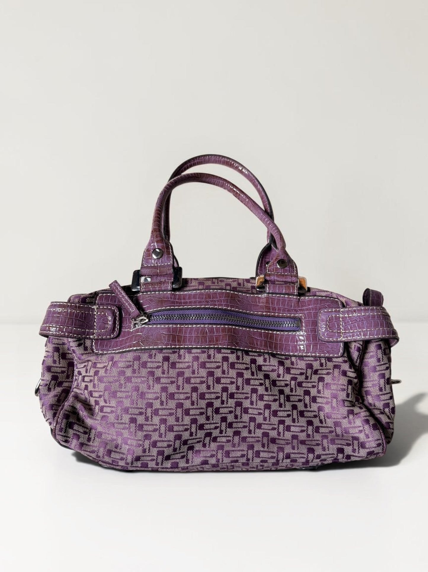 Lila Vintage Guess Handtasche mit Monogramm-Muster, Kroko-Details, silberfarbenen Nieten und Guess-Logo