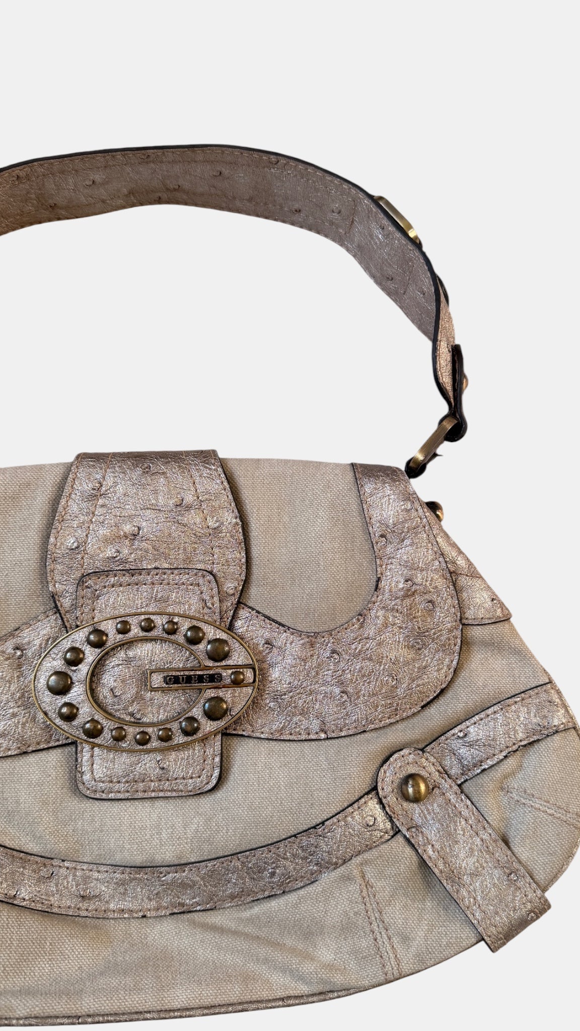 Vintage Guess Schultertasche in Beige mit gold- und roségoldfarbenen Metallic-Details und grossem Guess-Logo