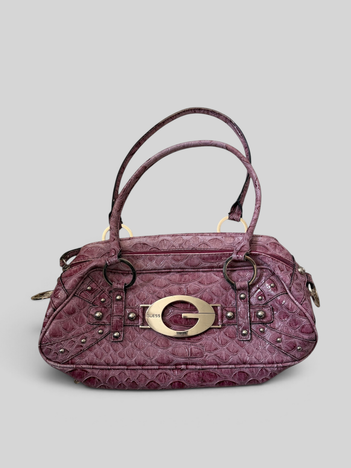 Vintage Guess Bowling Bag in Mauve mit Kroko-Optik, grossem silberfarbenem Guess-Logo und Nieten-Details