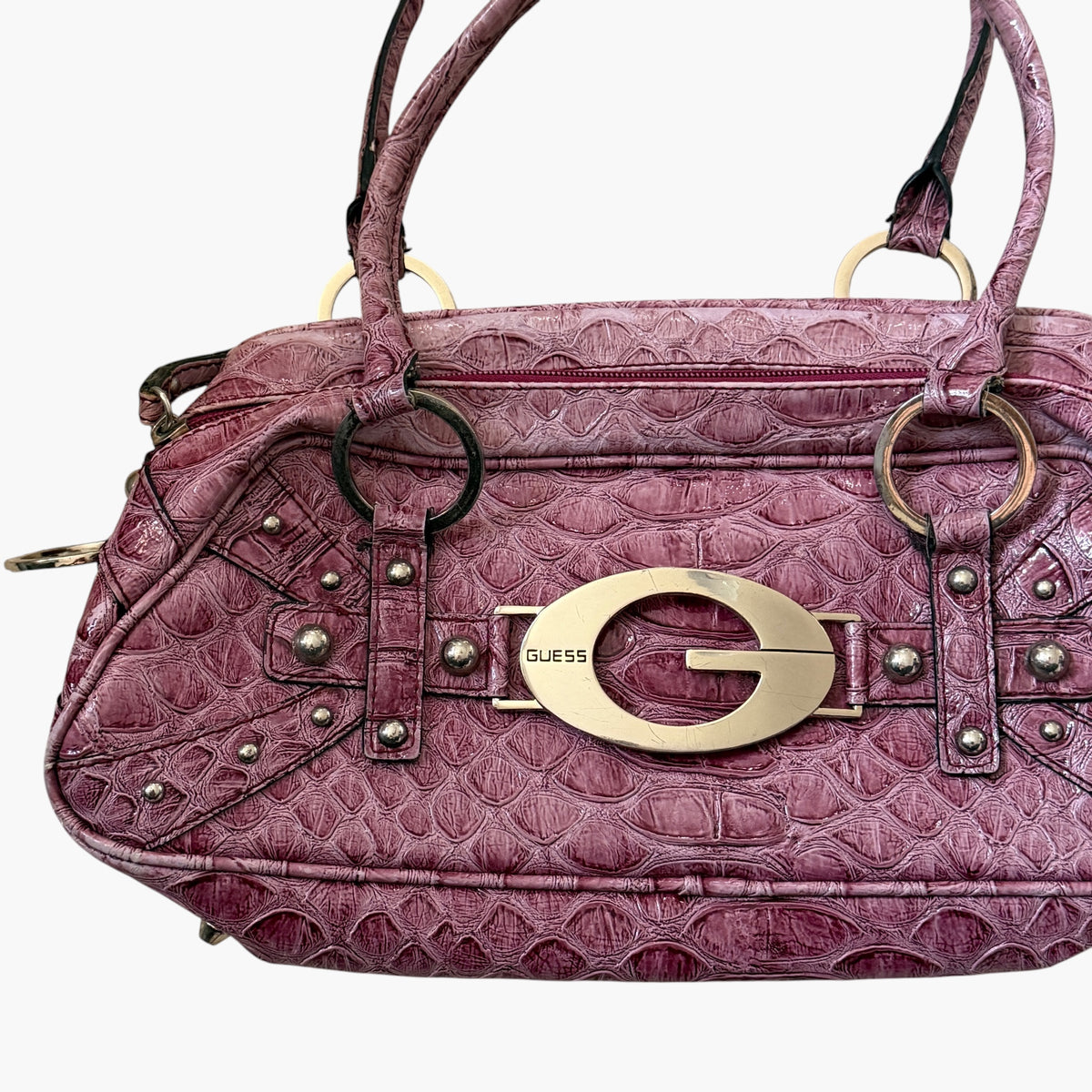 Vintage Guess Bowling Bag in Mauve mit Kroko-Optik, grossem silberfarbenem Guess-Logo und Nieten-Details