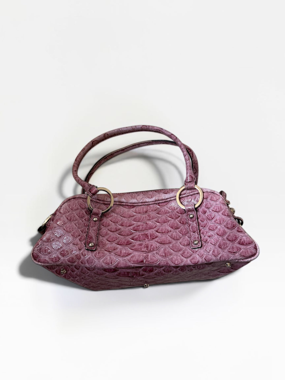 Vintage Guess Bowling Bag in Mauve mit Kroko-Optik, grossem silberfarbenem Guess-Logo und Nieten-Details