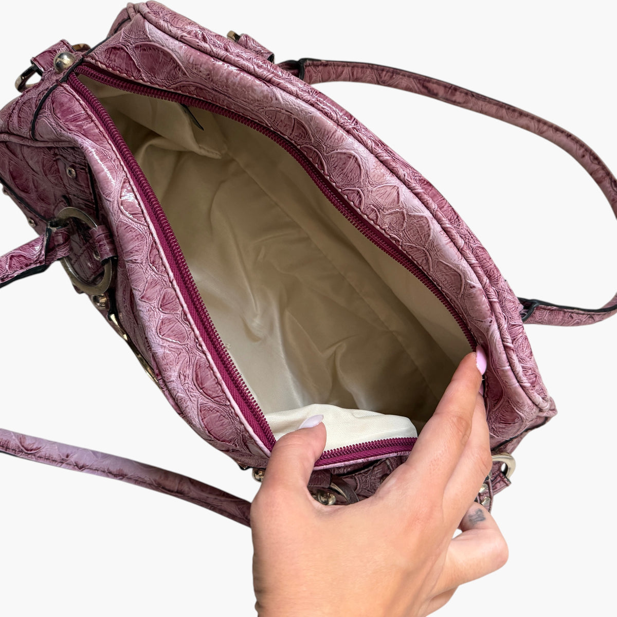 Vintage Guess Bowling Bag in Mauve mit Kroko-Optik, grossem silberfarbenem Guess-Logo und Nieten-Details