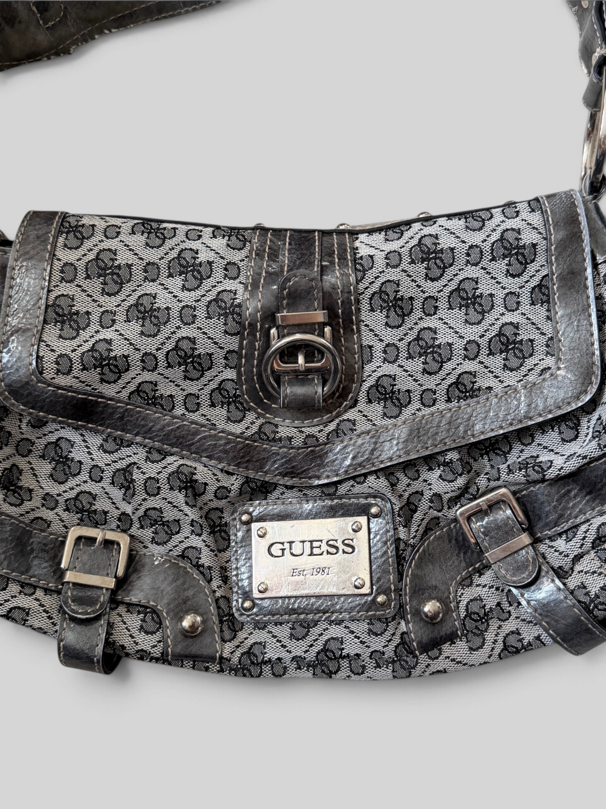 Vintage Guess Monogram Shoulder Bag Grau & Schwarz