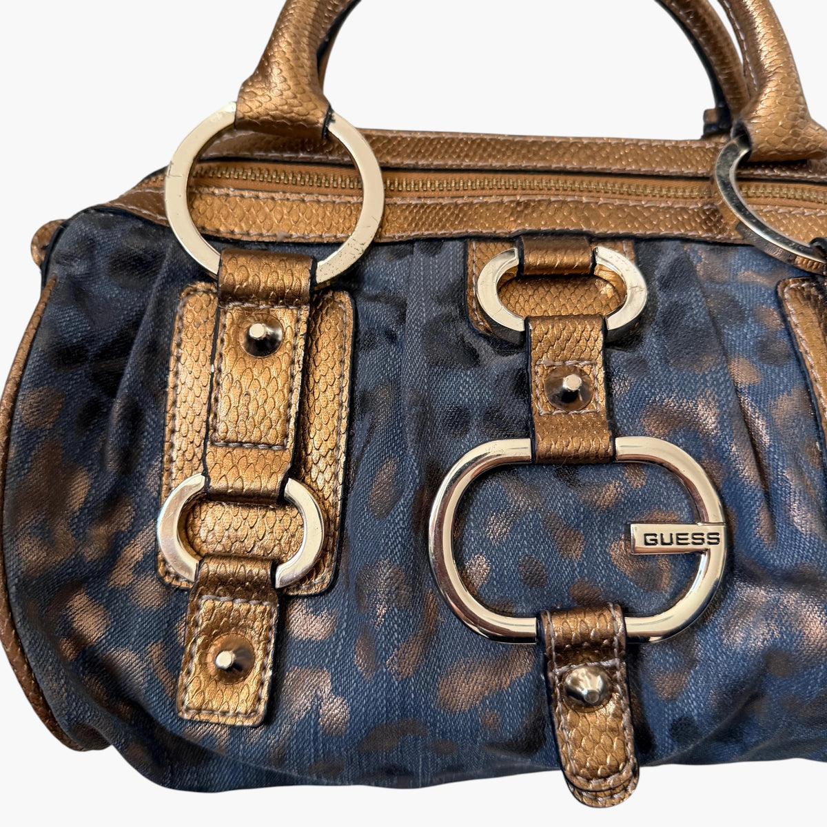 Vintage Guess Handtasche in Dunkelblau mit bronzefarbenem Leopardenmuster, Metallic-Details und grosser Ring-Hardware