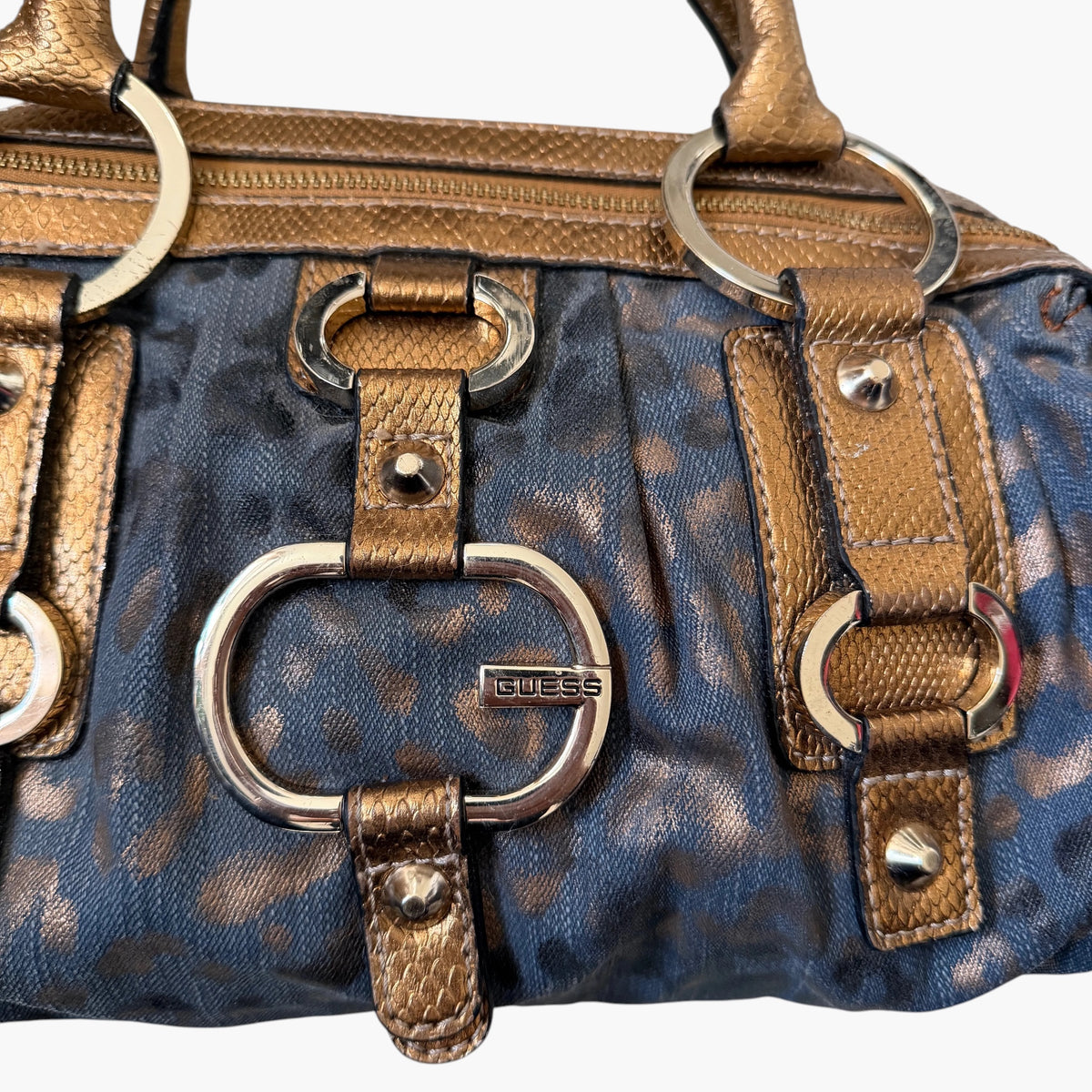 Vintage Guess Handtasche in Dunkelblau mit bronzefarbenem Leopardenmuster, Metallic-Details und grosser Ring-Hardware