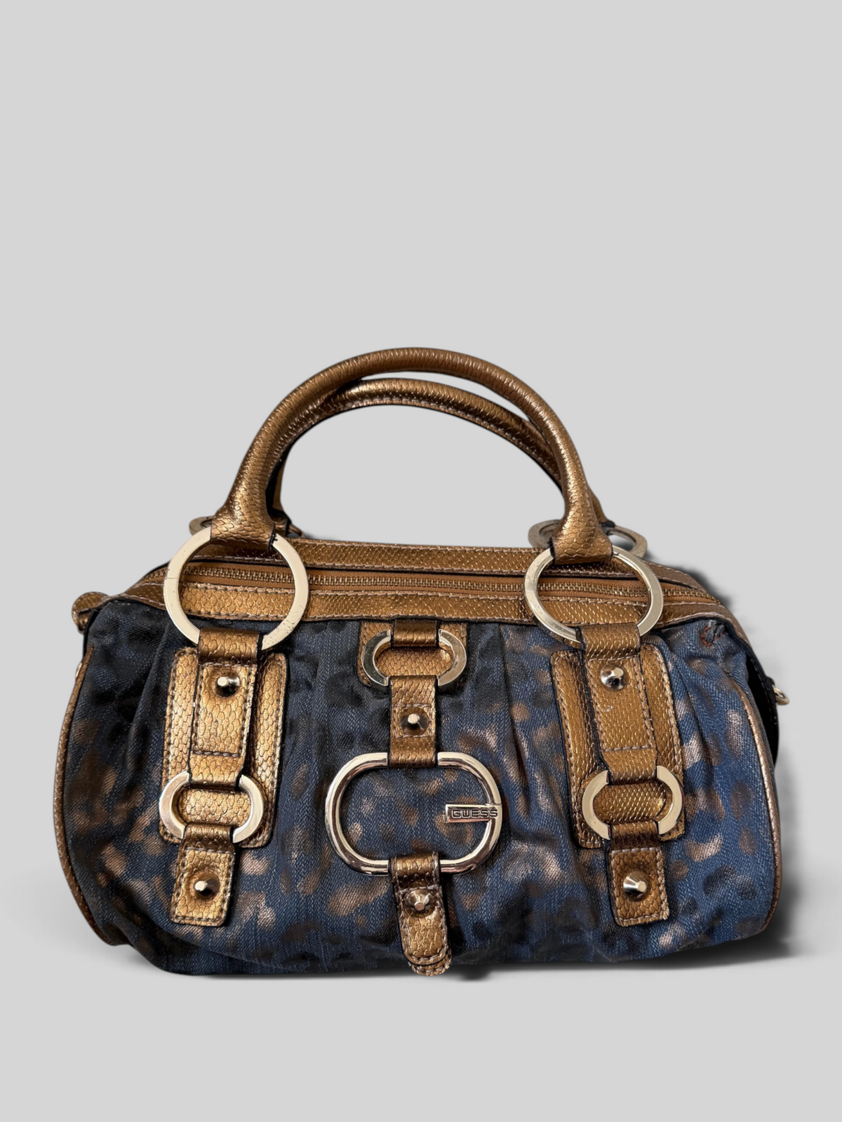 Vintage Guess Handtasche in Dunkelblau mit bronzefarbenem Leopardenmuster, Metallic-Details und grosser Ring-Hardware